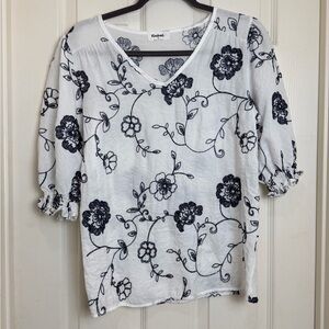 Kindred Floral embroidered  Women's Blouse size M